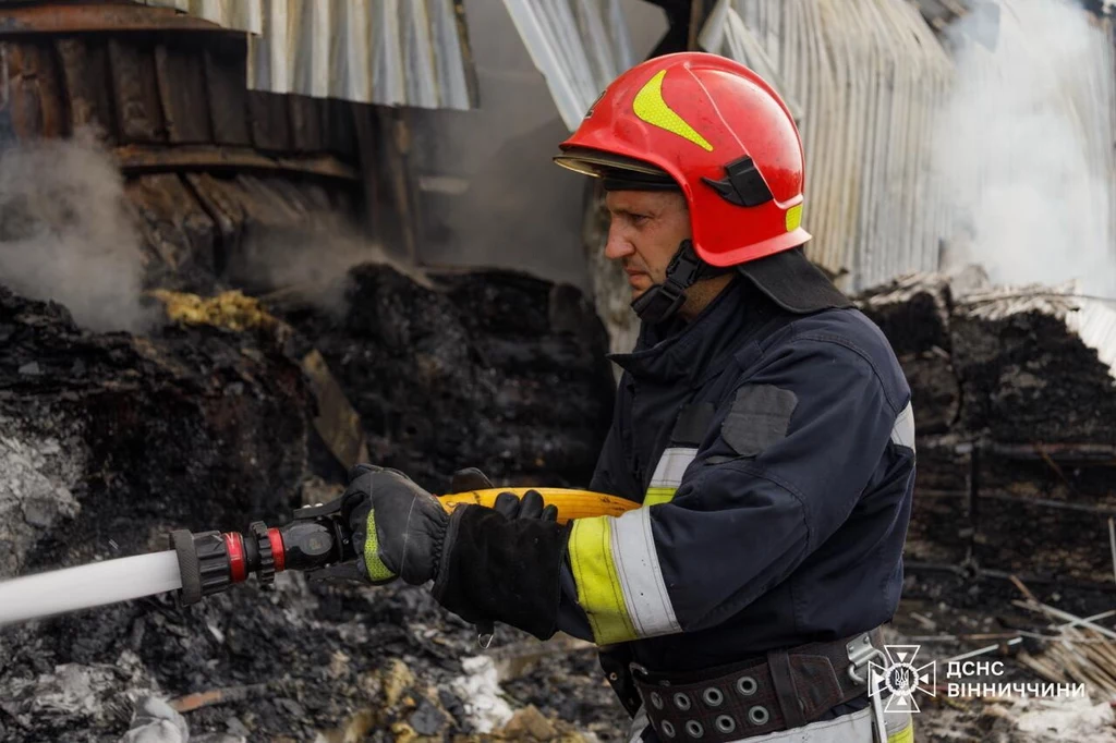 Służby podczas akcji po rosyjskim ataku rakietowym na fabrykę Grupy Barlinek w Winnicy Służby podczas akcji po rosyjskim ataku rakietowym na fabrykę Grupy Barlinek w Winnicy