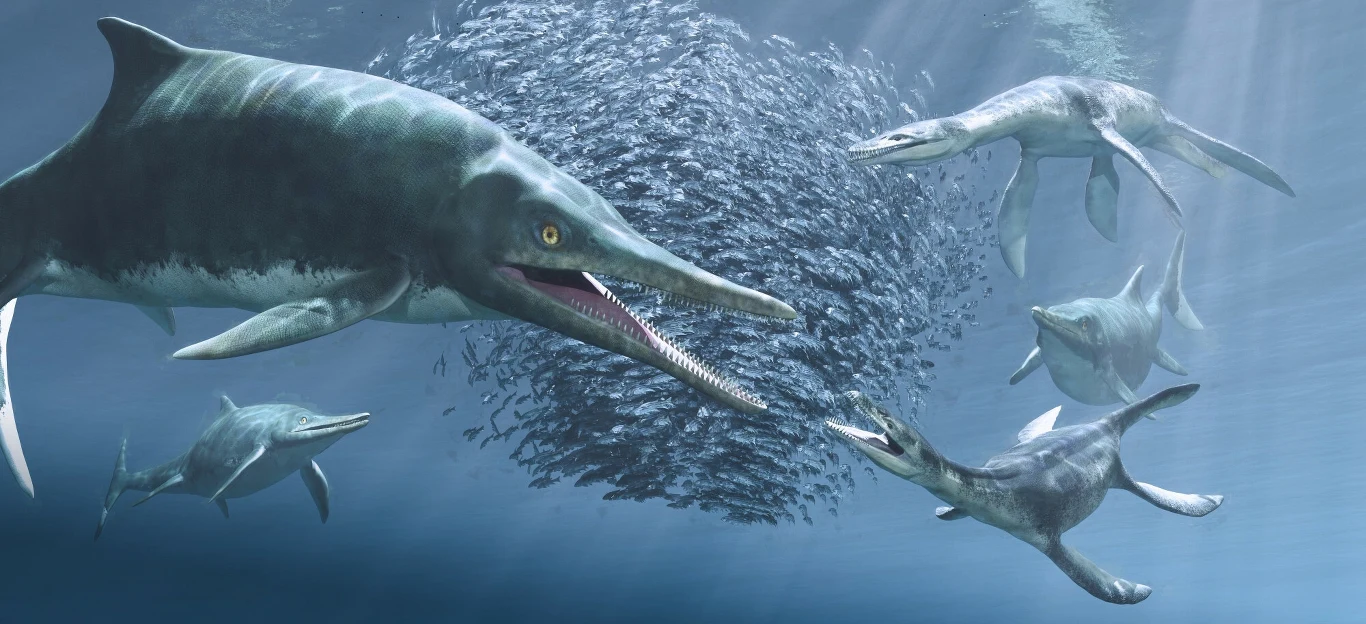 Prehistoryczne gady morskie otaczają dużą ławicę ryb w podwodnym świecie, światło przenika przez wodę, a zwierzęta wydają się być w trakcie polowania.