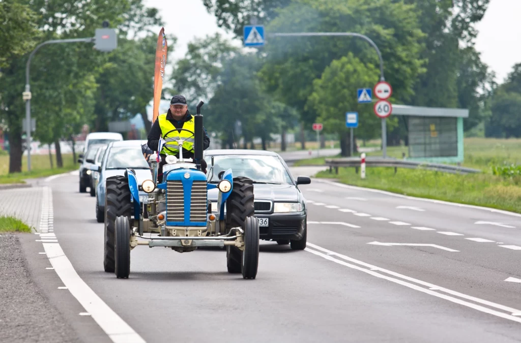 Czy zawsze trzeba mieć prawo jazdy na traktor?