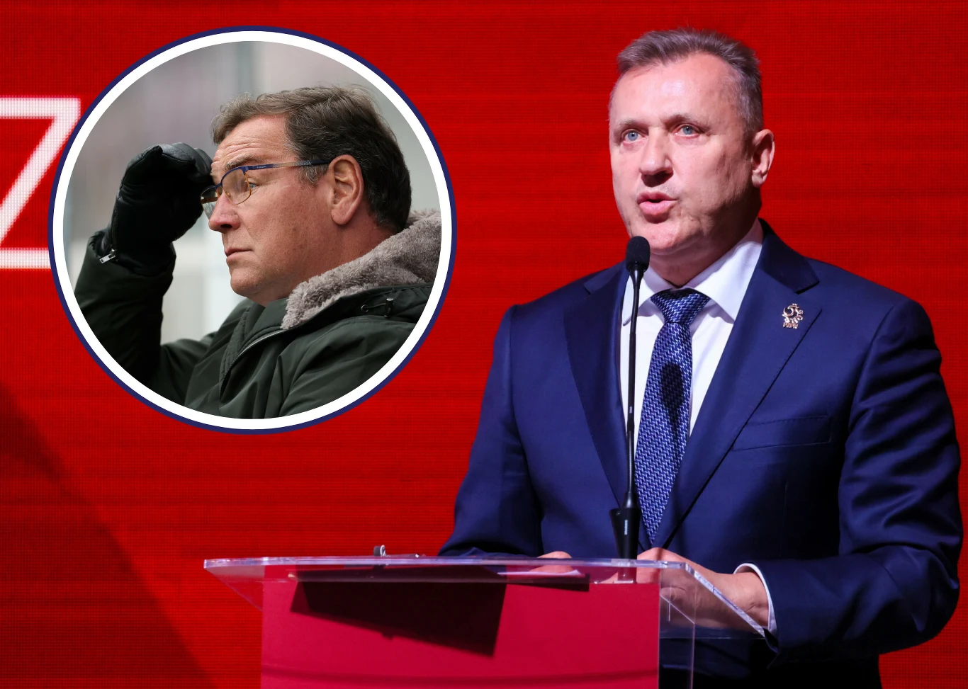 Mężczyzna ubrany w garnitur przemawia przy mównicy na tle czerwonego ekranu, w lewym górnym rogu widoczne jest okrągłe wstawione zdjęcie innego mężczyzny w ciemnych okularach, który patrzy w dal trzymając rękę przy czole.
