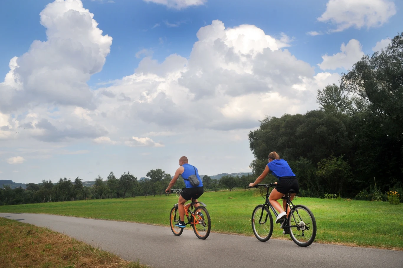 Mówią, że to najpiękniejsza ścieżka rowerowa na świecie. Prowadzi od zamku do zamku Rowerzyści jadący ścieżką rowerową. La Loire à Vélo została uznana za najpiękniejszą trasę rowerową na świecie