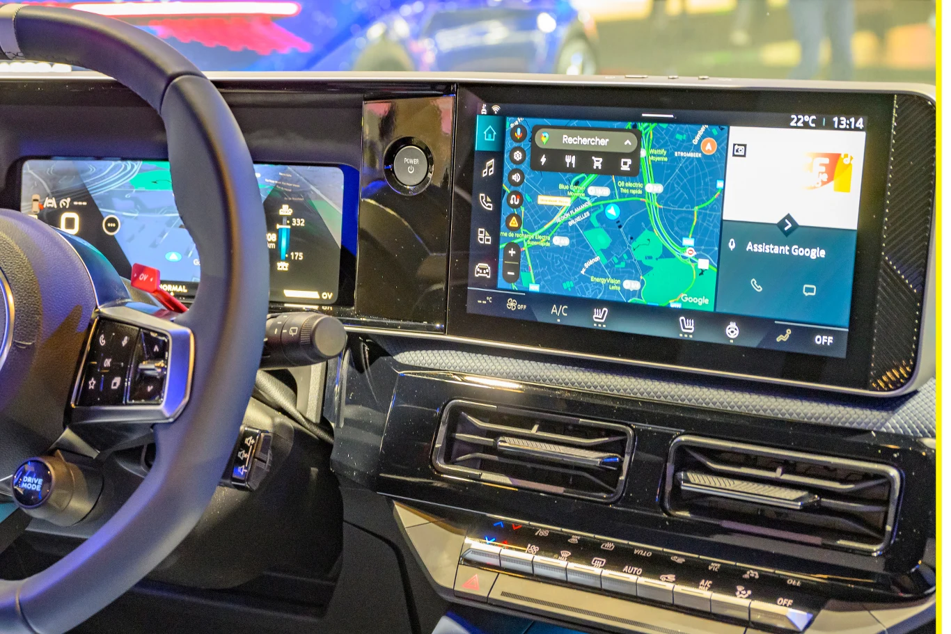 Aktualizacja Android Auto do 14.8 już jest. Zmiany widać doskonale Nowoczesny kokpit samochodu z cyfrowym zestawem wskaźników oraz dużym panelem dotykowym prezentującym nawigację, asystenta Google oraz sterowanie klimatyzacją, detale w eleganckim, czarnym wykończeniu.