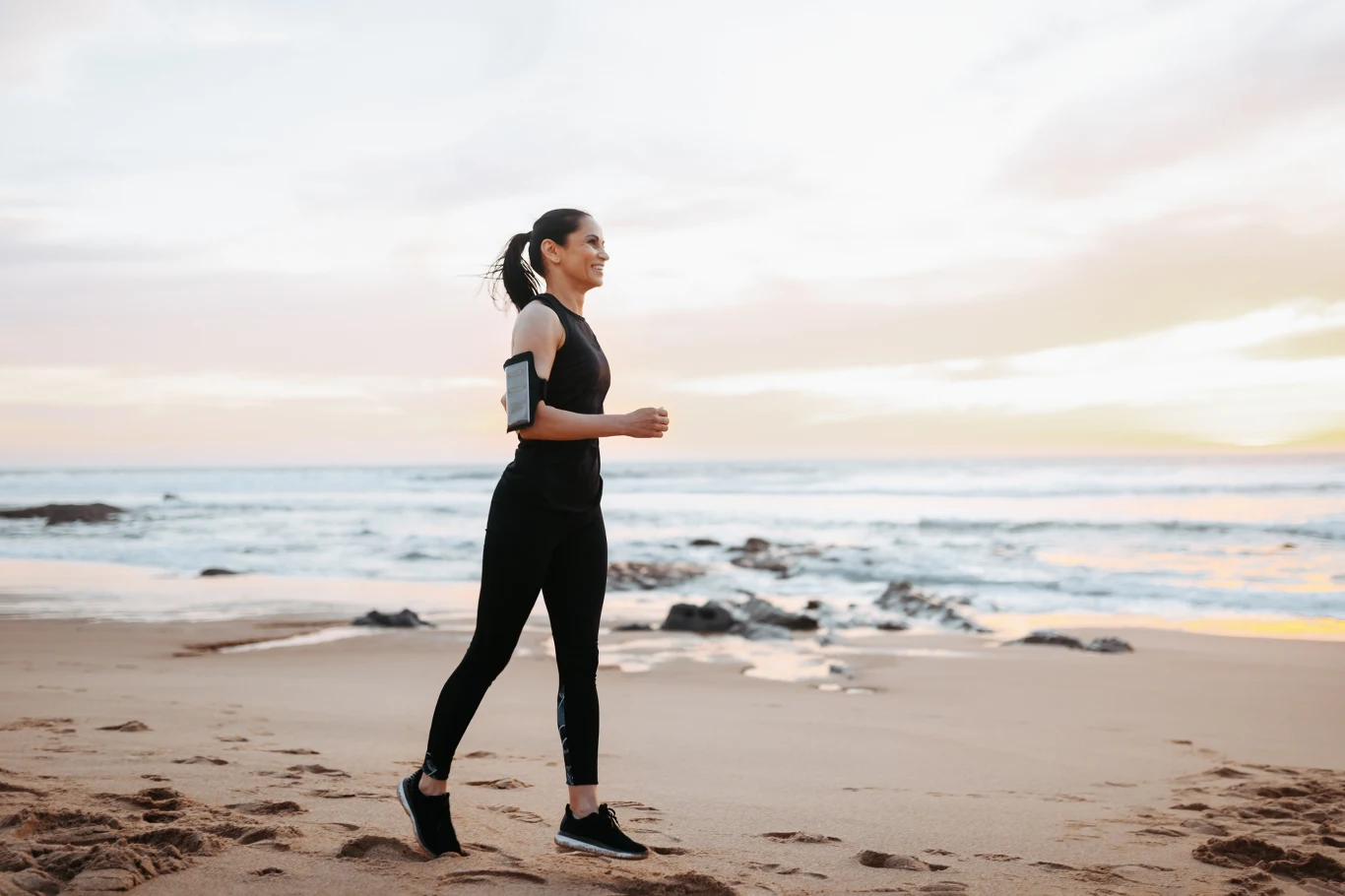 Spacerując po plaży można zadbać o formę podczas wakacji 