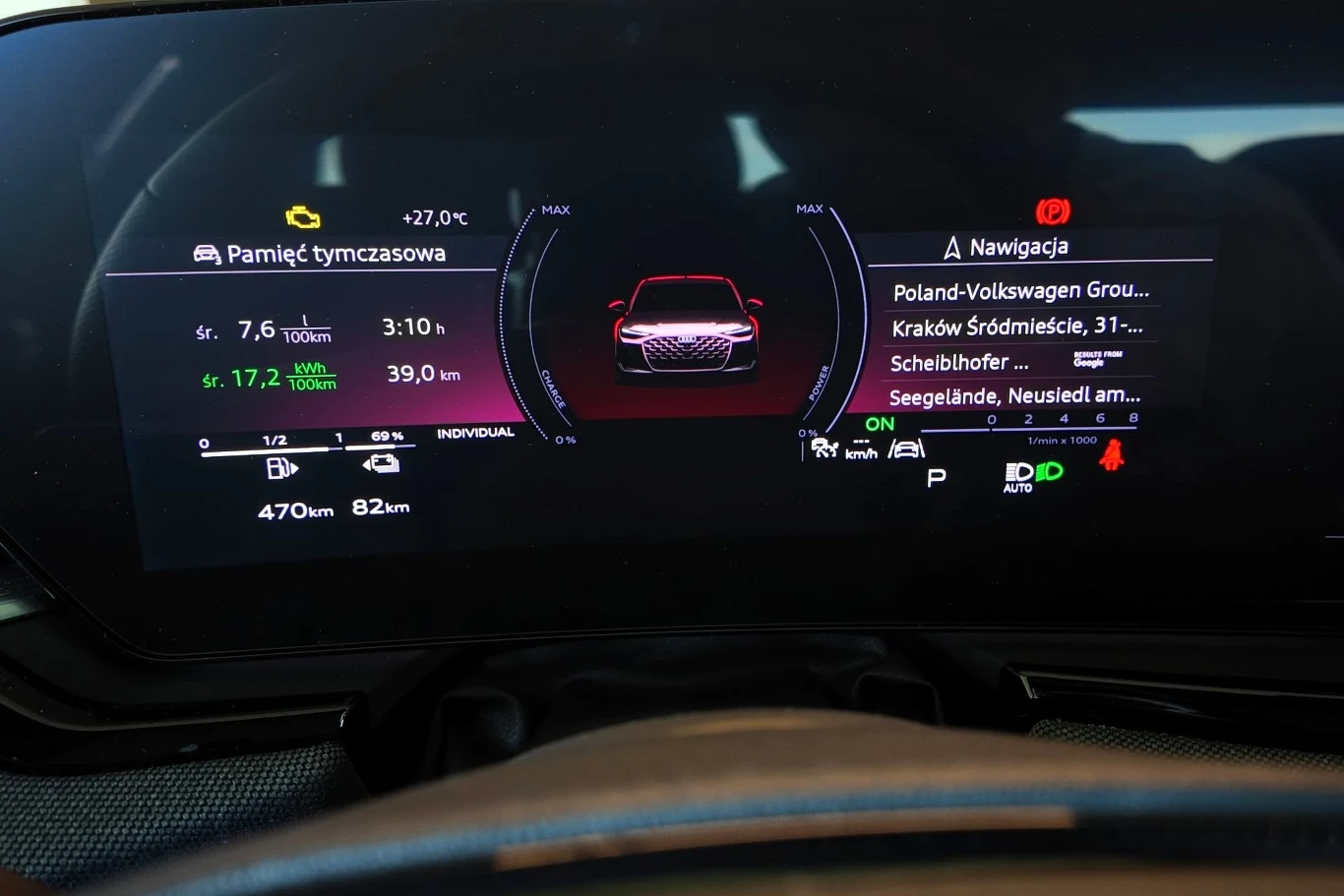 Przed kierowcą znajduje się wyświetlacz o przekątnej 11,9 cala. Sporo na nim informacji, ale jest bardzo czytelny. Cyfrowy kokpit samochodu prezentujący szczegółowe informacje nawigacyjne, parametry zużycia paliwa, przebyty dystans oraz graficzne przedstawienie pojazdu pośrodku ekranu.