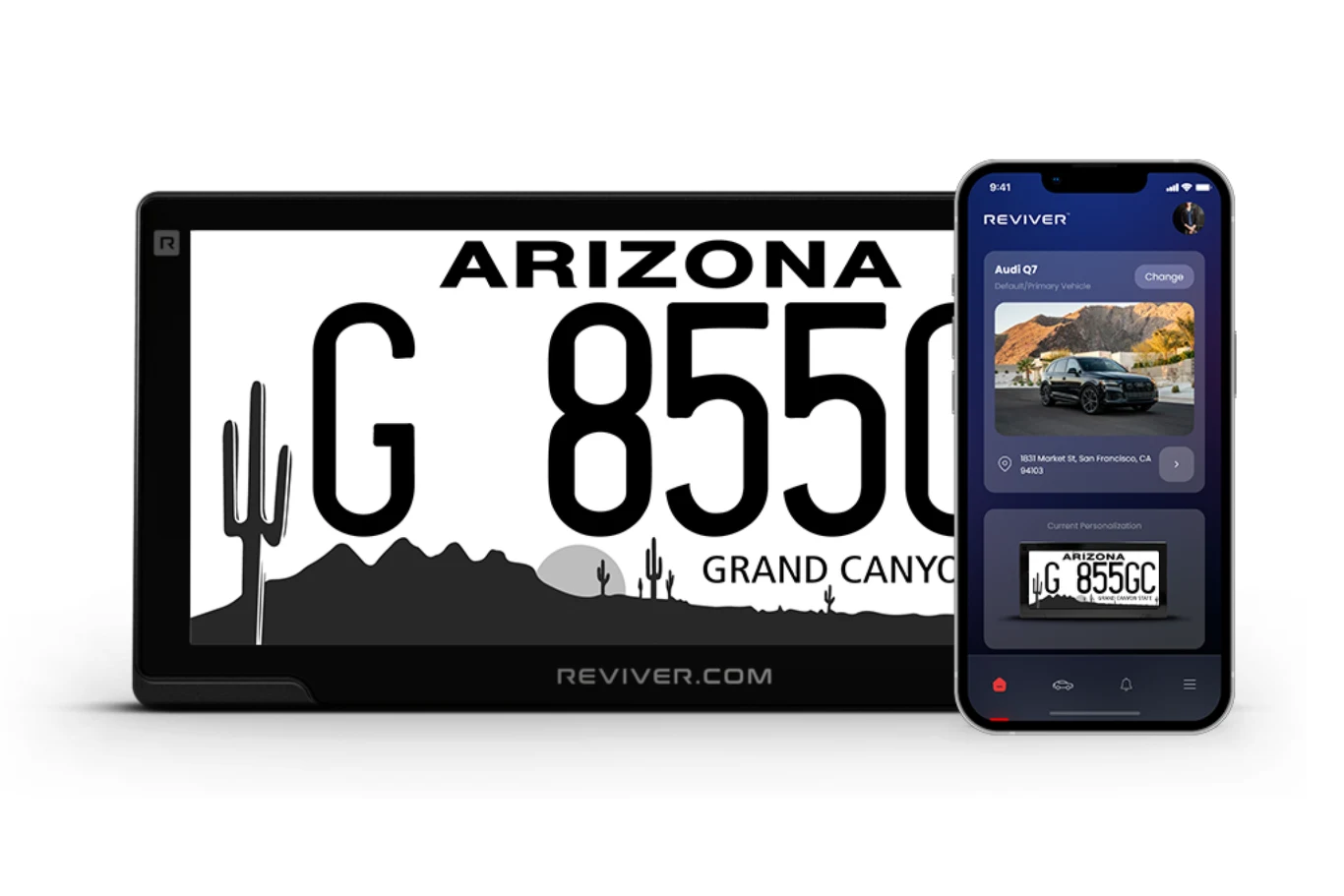 Cyfrowa tablica rejestracyjna z motywem Arizony, widocznym numerem rejestracyjnym oraz krajobrazem pustynnym z kaktusami. Obok ekran smartfona z aplikacją do zarządzania tablicą, prezentującą ten sam numer i informacje o aucie.
