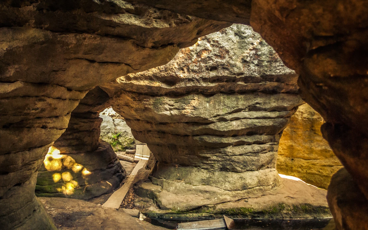 Błędne Skały to prawdziwy labirynt wąskich przejść między fantazyjnymi formacjami skalnymi