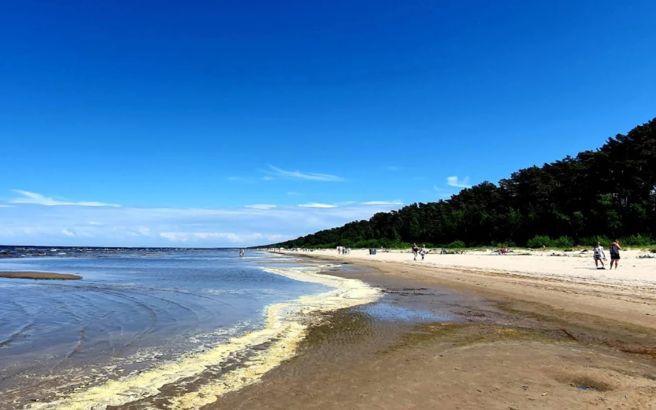 Jurmała to uzdrowisko na Łotwie. Oferuje niezwykłe połączenie walorów uzdrowiskowych z klimatem nadmorskiego kurortu.