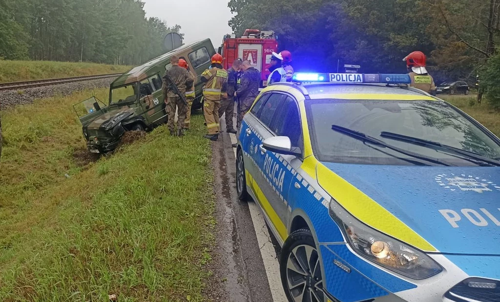 Zderzenie wojskowego pojazdu z autem osobowym