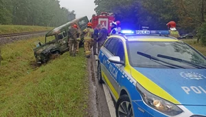 Wypadek z udziałem pojazdu wojskowego. Trzy osoby ranne