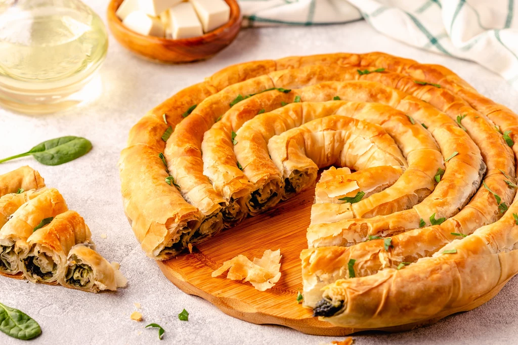 Burek – jedno ciasto, setki smaków! Sprawdź, który pokochasz Burek – jedno ciasto, setki smaków! Sprawdź, który pokochasz