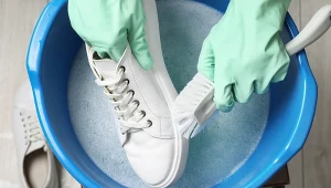 Białe buty będą wyglądać, jak nowe. Wystarczy, że przetrzesz je tym
