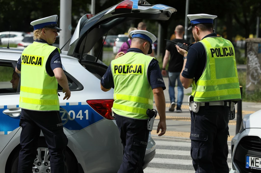 Mandat za nawigację w telefonie podczas jazdy – ile kosztuje i kiedy grozi?