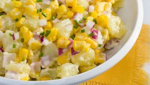Prosta sałatka ziemniaczana z dodatkiem kukurydzy i rzodkiewki