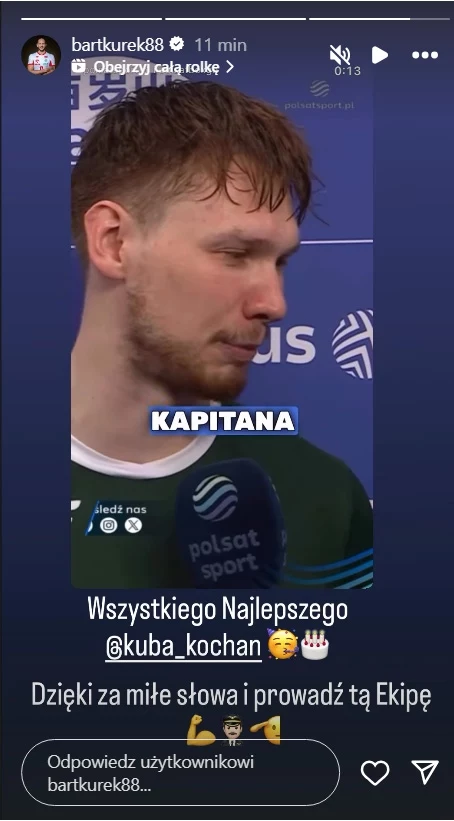Bartosz Kurek skomentował słowa Jakuba Kochanowskiego Sportowiec udzielający wywiadu po meczu, ma na sobie koszulkę z logotypami sponsora oraz nad głową napisy z imieniem i życzeniami urodzinowymi.