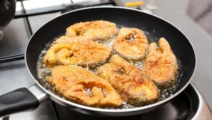 Triki na smażenie ryby. Koniec z przywieraniem i rozpadaniem się mięsa