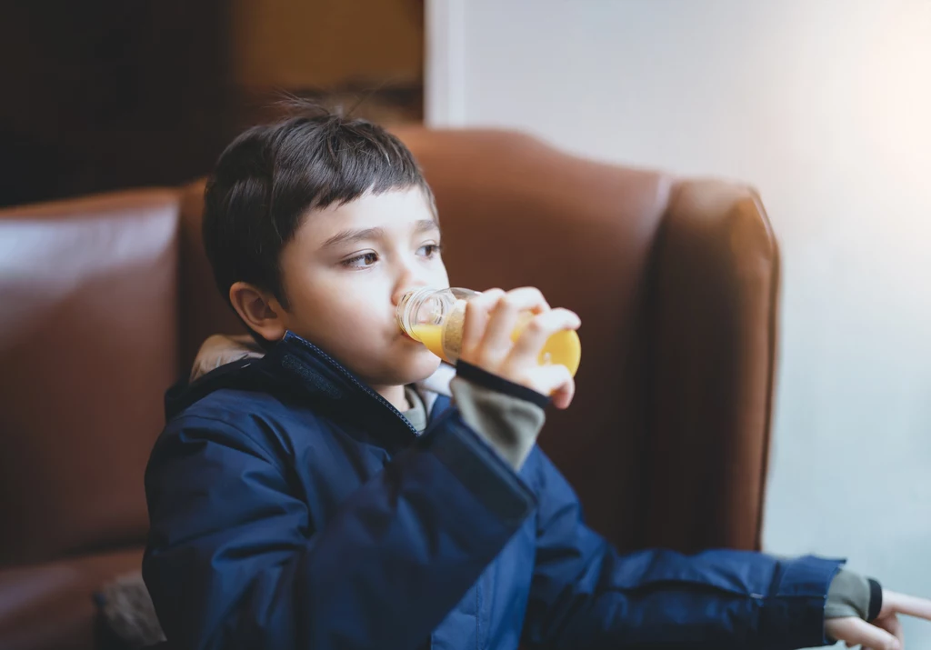 Napoje bez cukru, ale ze słodzikiem? Badanie pokazało, że są one niebezpieczne dla dzieci