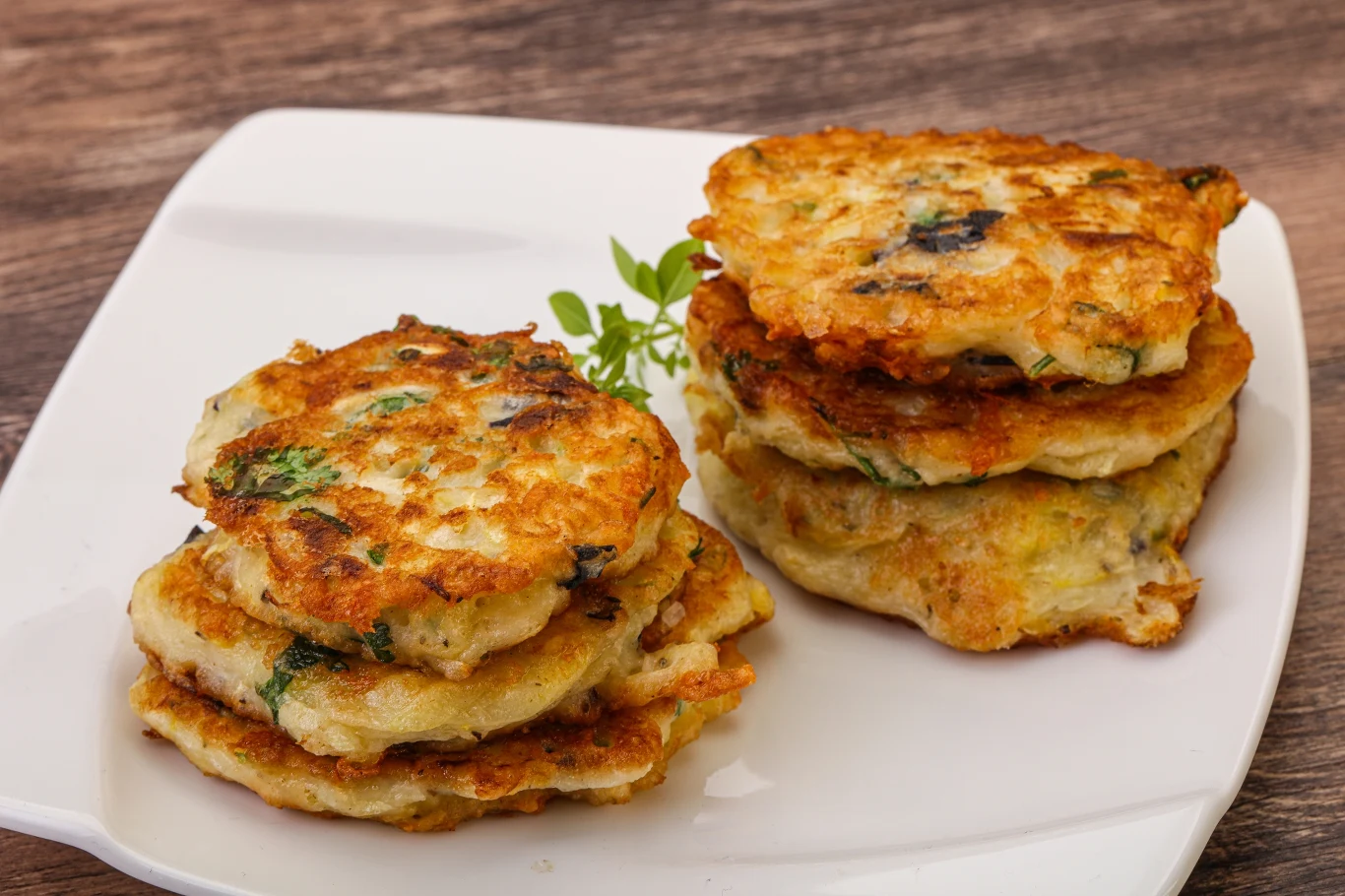 Kotlety z cukinii są szybkie w przygotowaniu i smaczne Kotlety z cukinii są szybkie w przygotowaniu i smaczne