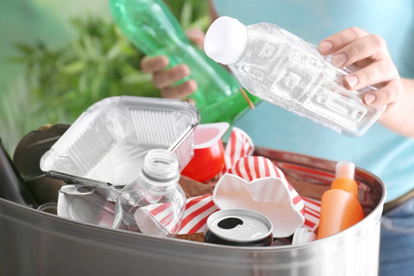 Jak wyrzucać plastikowe i szklane butelki? Pamiętaj o tym aspekcie Jak wyrzucać plastikowe i szklane butelki? Pamiętaj o tym aspekcie