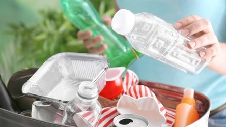 Jak wyrzucać plastikowe i szklane butelki? Pamiętaj o tym aspekcie