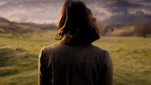 Kadr z czołówki serialu "Outlander: krew z krwi"
