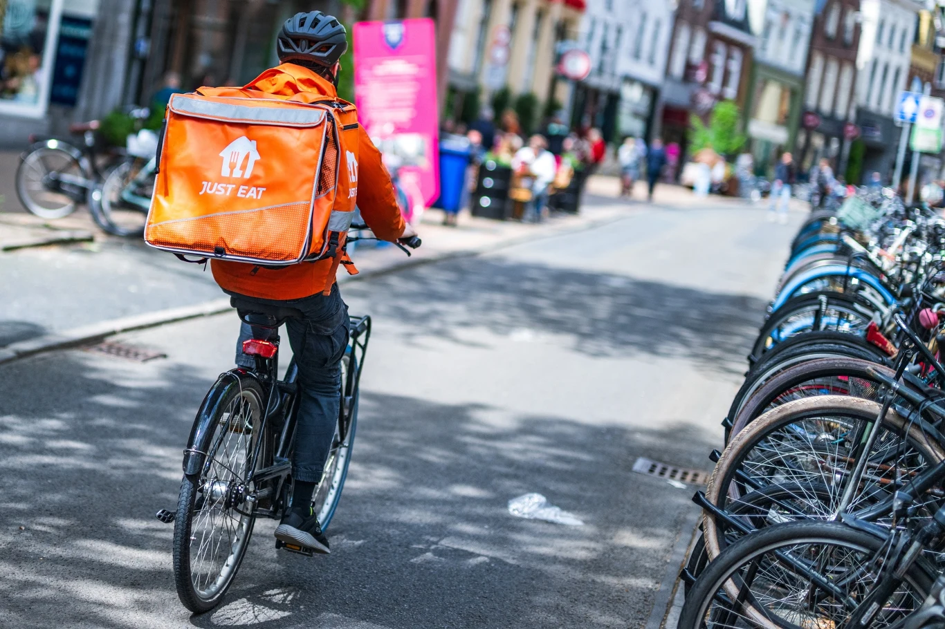 Just Eat będzie zwalniać. Kontraktowych kurierów zastąpią podwykonawcy Just Eat będzie zwalniać. Kontraktowych kurierów zastąpią podwykonawcy