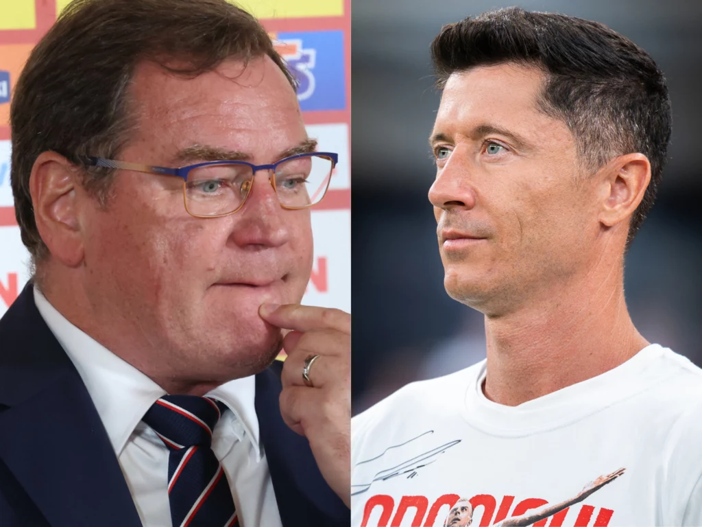 Jan Urban i Robert Lewandowski / Marcin Golba / NurPhoto / NurPhoto via AFP Po lewej stronie mężczyzna w garniturze z okularami, z zakłopotaną miną, w tle kolorowe plakaty; po prawej stronie mężczyzna w białej koszulce z krótkimi włosami, patrzący lekko w bok, neutralne tło.