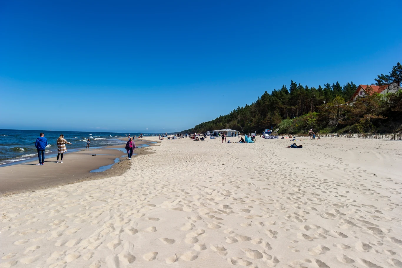 Sztutowo oferuje szeroką i czystą plażę, w sam raz do spokojnego wypoczynku.