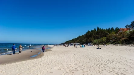 Sztutowo oferuje szeroką i czystą plażę, w sam raz do spokojnego wypoczynku.