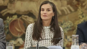 Królowa wyszła i skupiła na sobie wzrok. Wpadka, czy jednak hit?