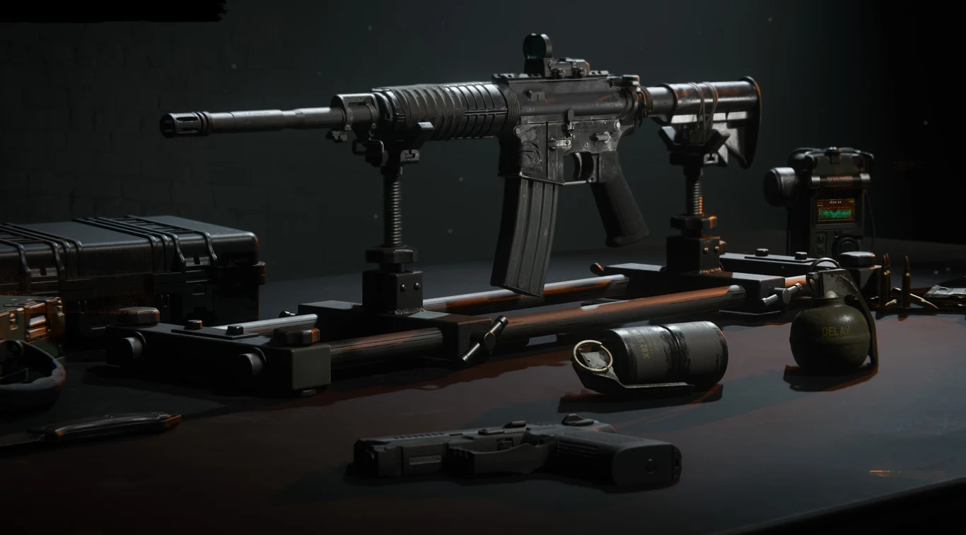 Call of Duty Black Ops 6 Nowoczesny karabin szturmowy na statywie wraz z granatem, pistoletem oraz innym wyposażeniem wojskowym rozłożonym na stole, całość oświetlona punktowo w ciemnym pomieszczeniu.