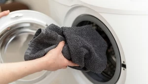 Wsyp trzy łyżki do pralki. Ręczniki będą puszyste jak chmurka