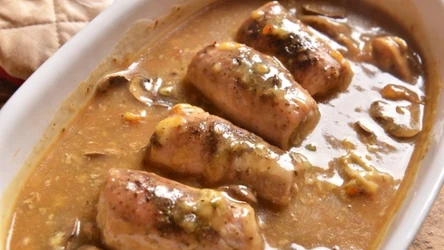 Domowe roladki wieprzowe z szynki to świetny pomysł na obiad 