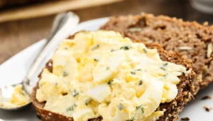 Wrzuć ten składnik do pasty jajecznej. Będzie wyrazista i kremowa jak masełko