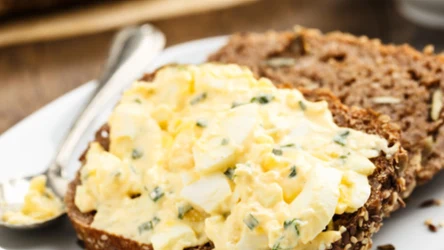 Pasta jajeczna z tym dodatkiem smakuje jeszcze lepiej. Zwłaszcza ze świeżym chlebem