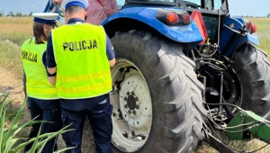 Jeździł traktorem po swoim polu. Policjant kazał mu dmuchać