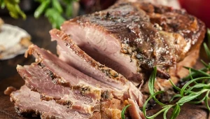 Aromatyczna, rozpływająca się w ustach karkówka to raj dla kubków smakowych.