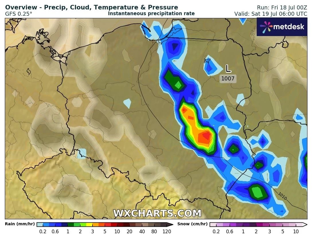 Burze i ulewy w sobotę skupią się na północnym wschodzie i wschodzie kraju Kolorowa mapa Polski z zaznaczonym obszarem intensywnych opadów deszczu w centralnej i południowo-wschodniej części kraju, na mapie widoczne również układy ciśnienia oraz skala opadów.