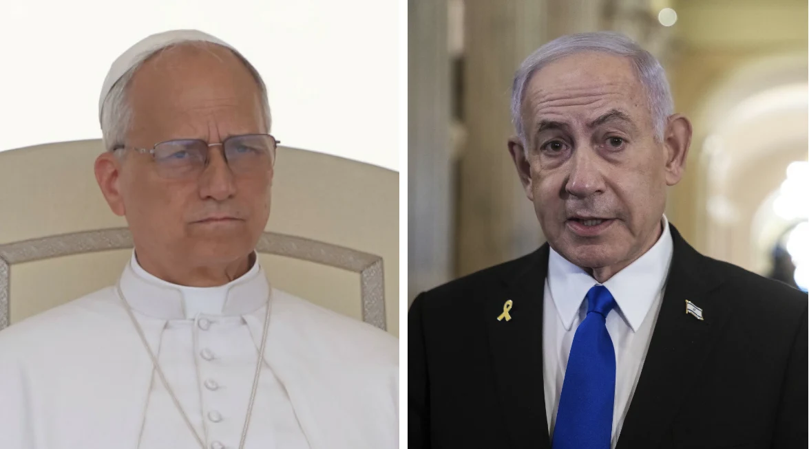 Papież Leon XIV zadzwonił do premiera Izraela Portrety dwóch starszych mężczyzn na podzielonym ekranie, po lewej stronie mężczyzna w białym stroju papieskim i okularach siedzi na kremowym tle, po prawej stronie mężczyzna w garniturze z niebieskim krawatem stoi na rozmytym tle wnętrza budynku.