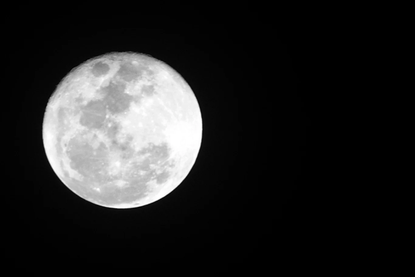 Chińczycy chcą tworzyć wodę na Księżycu. Mają do tego technologię Jasny, pełny Księżyc na tle czarnego nieba, dobrze widoczne szczegóły powierzchni oraz wyraźny kontrast między bielą Księżyca a ciemnością otoczenia.