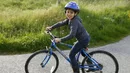 Czy dzieci powinny obowiązkowo jeździć w kaskach rowerowych? Aktywiści nie są przekonani