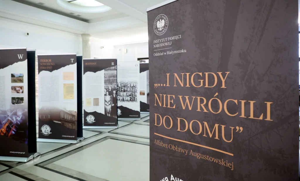 Plansze wystawy historycznej Instytutu Pamięci Narodowej, skoncentrowane na Obławie Augustowskiej, z głównym banerem z napisem „...I nigdy nie wrócili do domu” oraz informacjami i zdjęciami archiwalnymi.