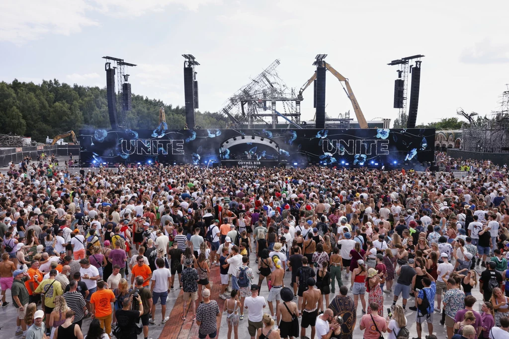 Tomorrowland 2025 wystartował, w tle resztki spalonej głównej sceny Tomorrowland 2025 wystartował, w tle resztki spalonej głównej sceny