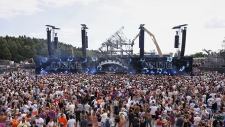 Tomorrowland 2025 wystartował, w tle resztki spalonej głównej sceny