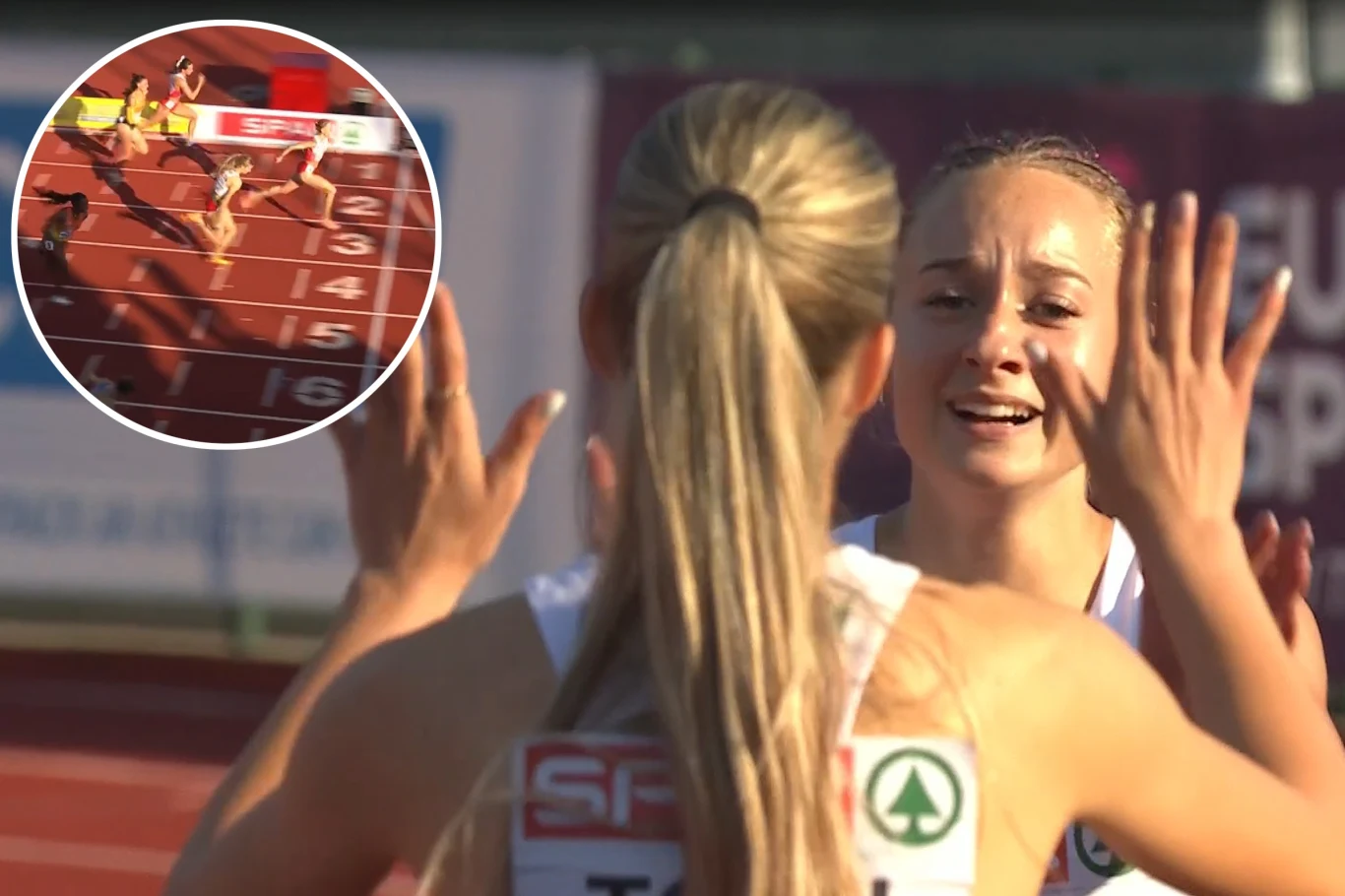 Alicja Sielska mistrzynią Europy U-23 w biegu na 100 m przez płotki. Anna Toth od razu jej pogratulowała złota Dwie lekkoatletki witają się radośnie tuż po zakończeniu biegu, w tle widoczna tablica z wynikami, a w rogu znajduje się powiększone ujęcie z momentem przecięcia linii mety przez zawodniczki.