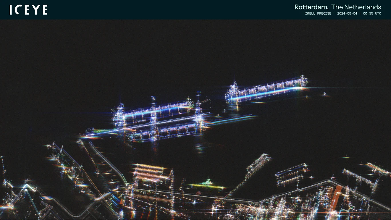 Zdjęcie wykonane przez satelitę SAR firmy ICEYE w technologii ICEYE Dwell Precise, przedstawiające port w Rotterdamie