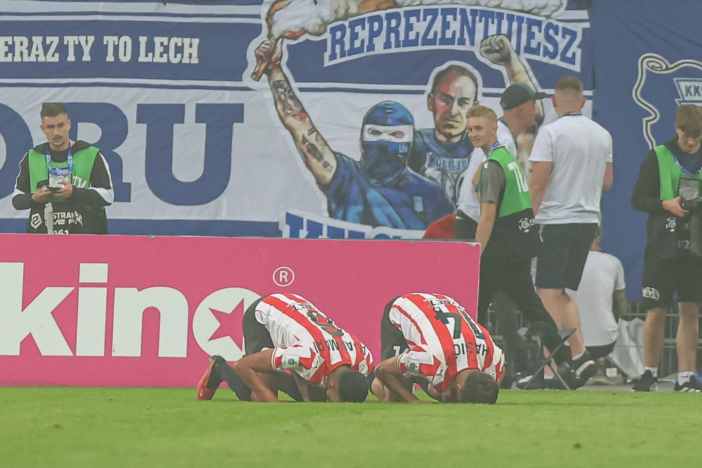 Ajdin Hasić i Amir Al-Ammari cieszą się po bramce dla "Pasów". Cracovia rozbiła Lecha w Poznaniu Ajdin Hasić i Amir Al-Ammari cieszą się po bramce dla "Pasów". Cracovia rozbiła Lecha w Poznaniu
