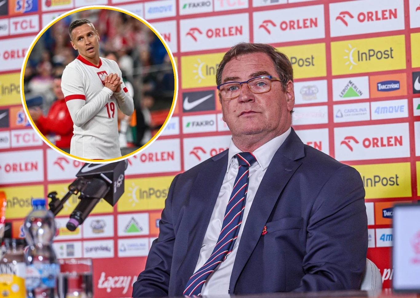 Przemysław Frankowski i Jan Urban Trener piłkarski siedzi na konferencji prasowej na tle tablicy sponsorskiej, w lewym górnym rogu znajduje się wstawka z piłkarzem reprezentacji Polski w geście skupienia lub modlitwy.
