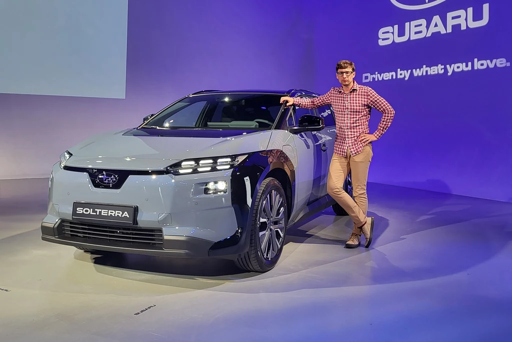 Subaru Solterra po głębokim face liftingu zadebiutuje jeszcze w tym roku; nowy model jest wyraźnie szybszy od poprzednika, a także ma od niego większy zasięg