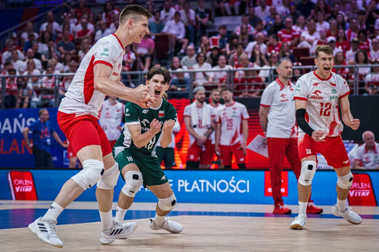 Zawodnicy reprezentacji Polski w siatkówce świętują zdobycie punktu na boisku podczas meczu, widoczni w emocjonalnych pozach, w tle ławka rezerwowych oraz kibice na trybunach.