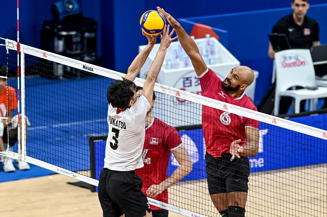 Danny Demyanenko atakuje